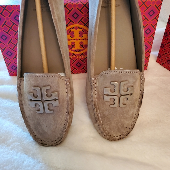 TORY BURCH BRAND NEW W/ TAG & BOX! TORY BURCH LOWELL 2 DRIVER-SUEDE - Picture 3 of 11